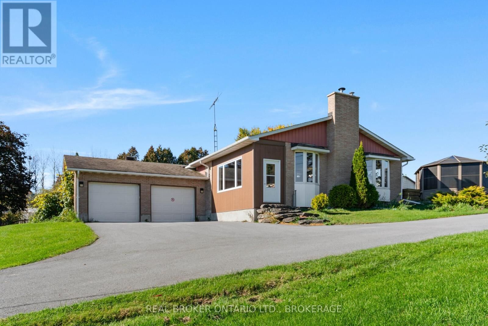 Property Photo:  18749 Paragon Road  ON K6H 5R5 