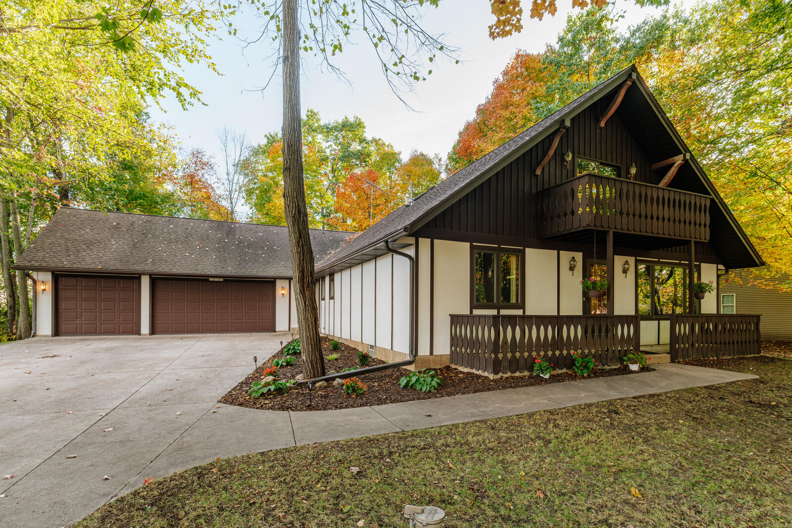 Property Photo:  S70w16663 Hedgewood Dr  WI 53150 