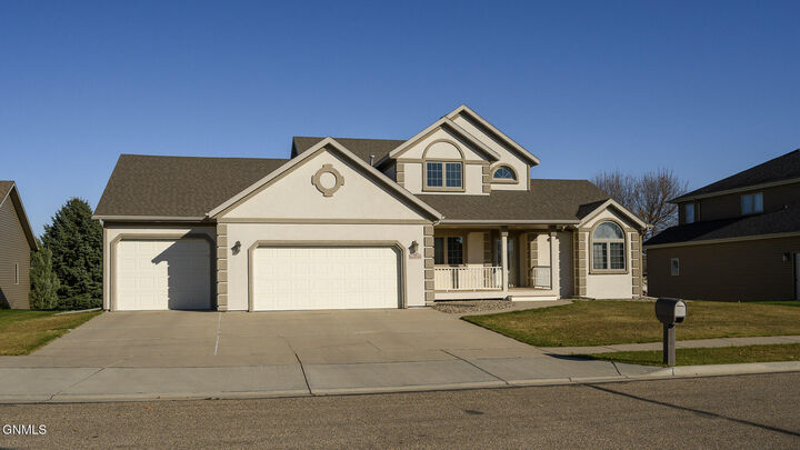 Property Photo:  800 Saddle Ridge Road  ND 58503 