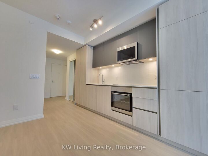 Property Photo:  28 Widmer Street 2822  ON M5V 0T2 