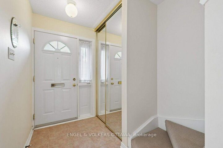 Property Photo: 1280 Cahill Drive 18 ON K1V 9R1