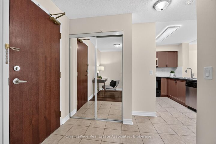 Property Photo:  5 Michael Power Place 1804  ON M9A 0A3 