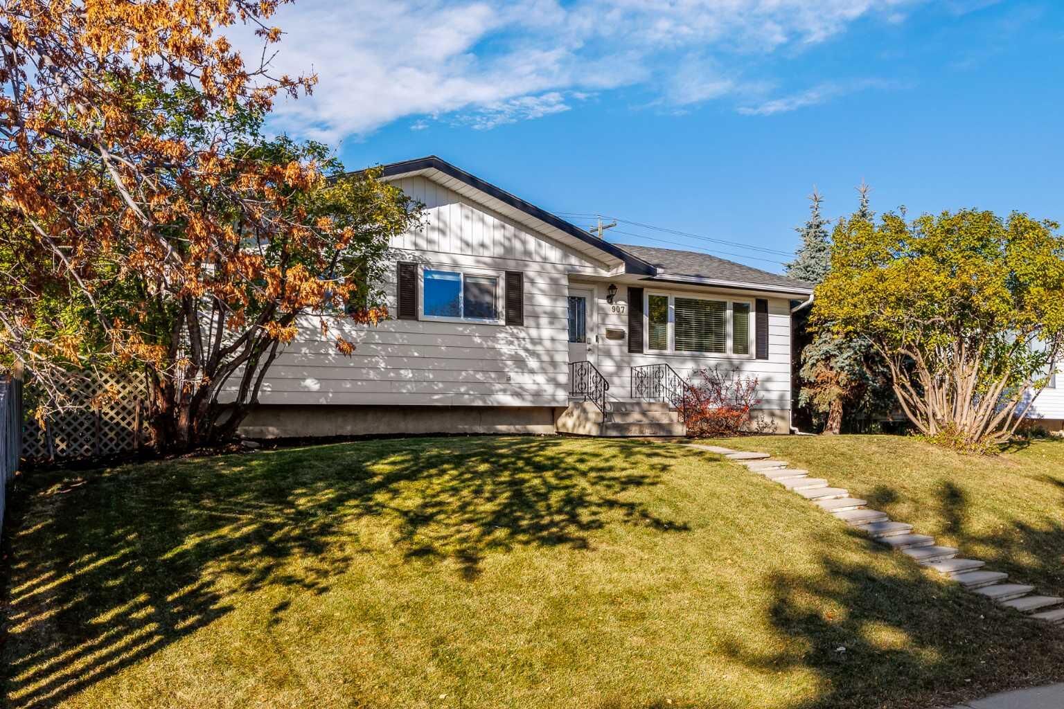 Property Photo: 907 Canfield Crescent SW AB T2W 1K5