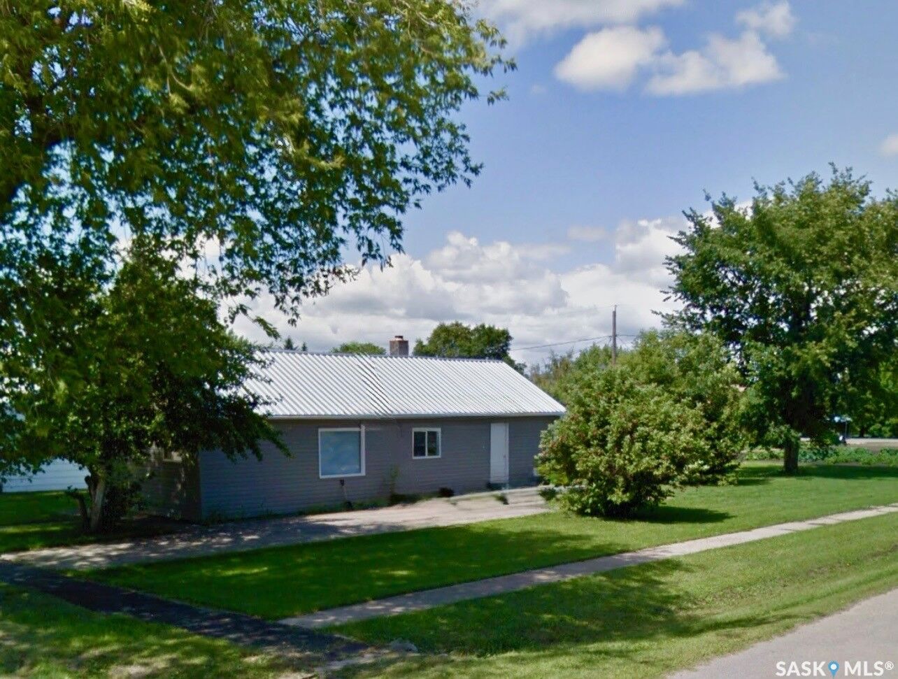 Property Photo:  200 2nd Street N  SK S0K 4P0 