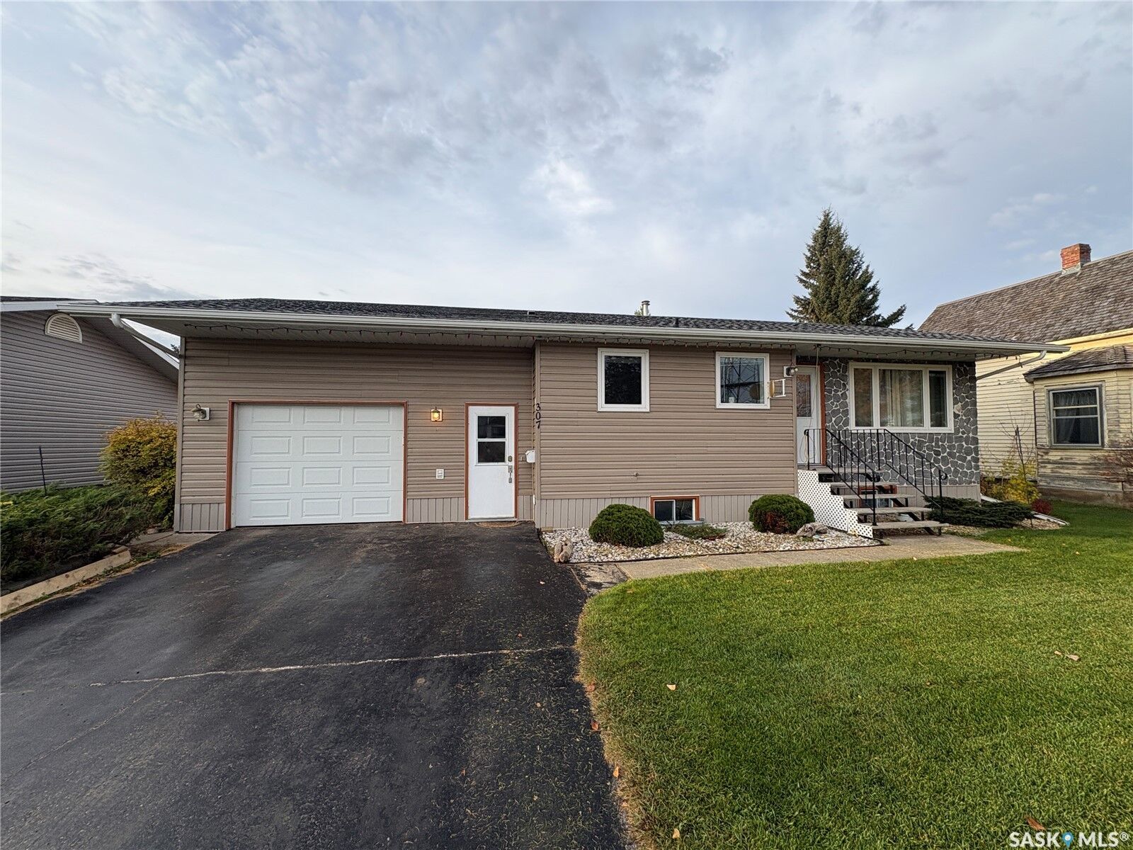 Property Photo:  307 Carl Avenue E  SK S0A 2A0 