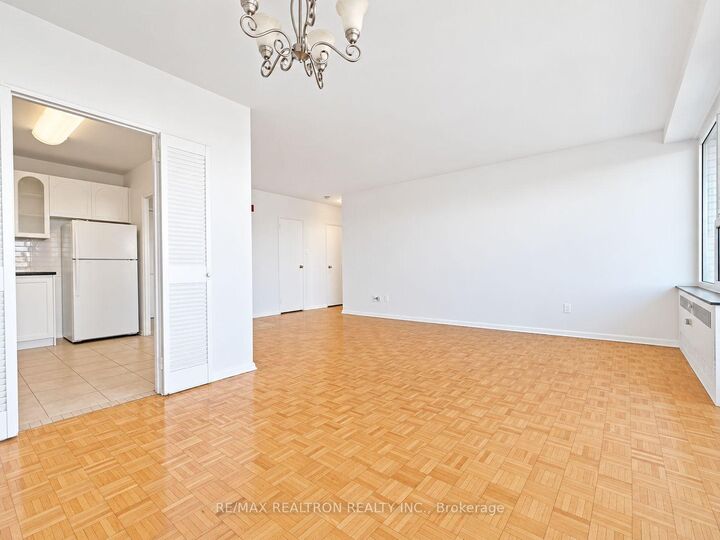 Property Photo:  10 Shallmar Boulevard 804  ON M5N 1J4 
