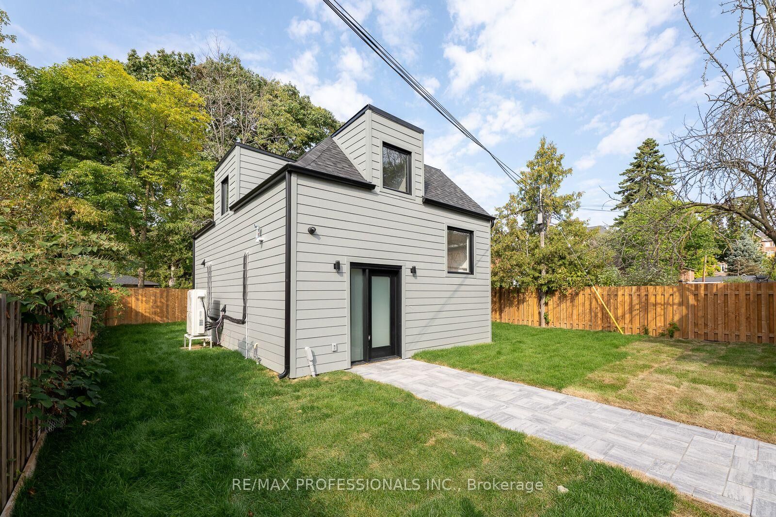 Property Photo:  38 Thirty Third Street Grdnsuite  ON M8W 3H1 