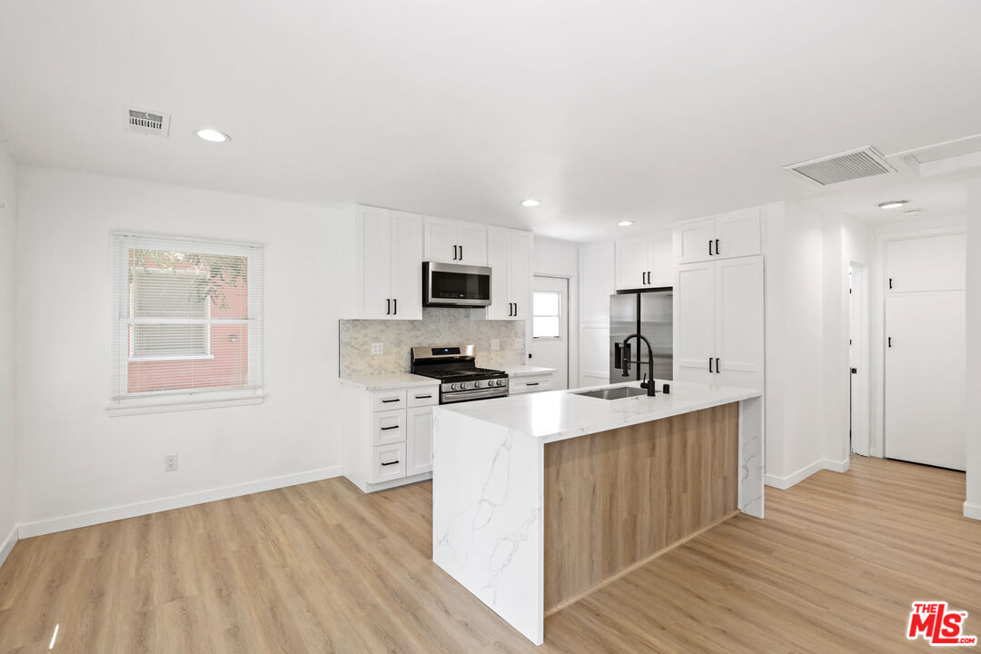 Property Photo: 1940 Cloverfield Blvd, Unit C CA 90404