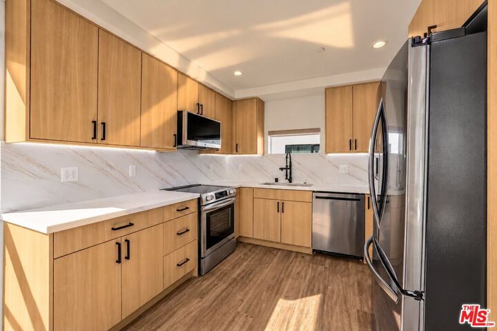 Property Photo:  1963 N Beachwood Dr  CA 90068 