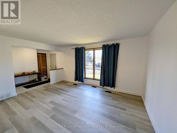 Property Photo:  545 Lanark Crescent  ON P7A 7V7 