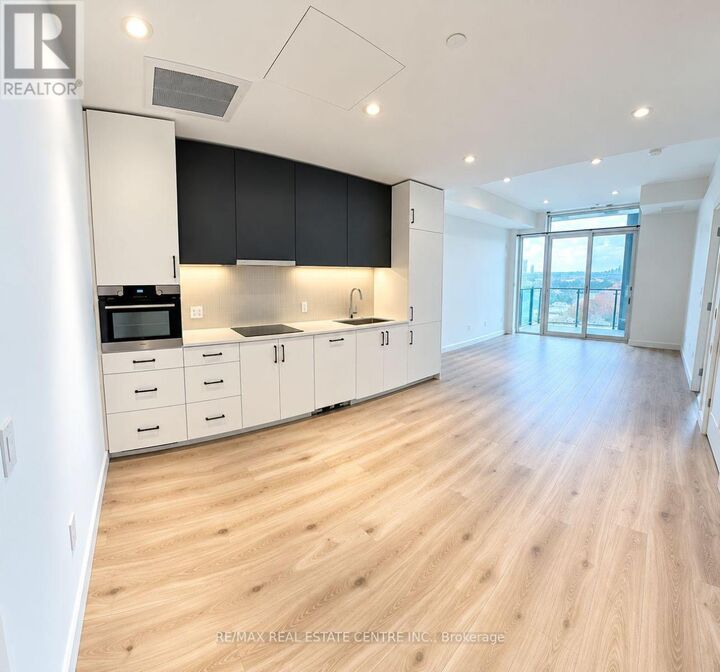 Property Photo:  741 King Street West 1705  ON N2G 1E5 