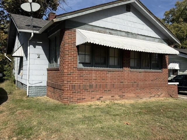 Property Photo:  2404 E William Street  IL 62521 