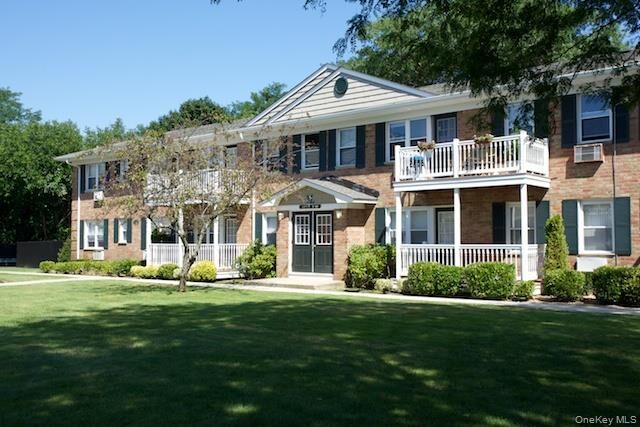 Property Photo: 1355 Roanoke Avenue 5F NY 11901
