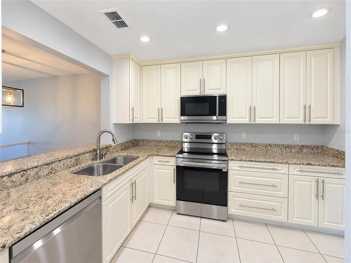 Property Photo: 638 Maple Oak Circle 112 FL 32701