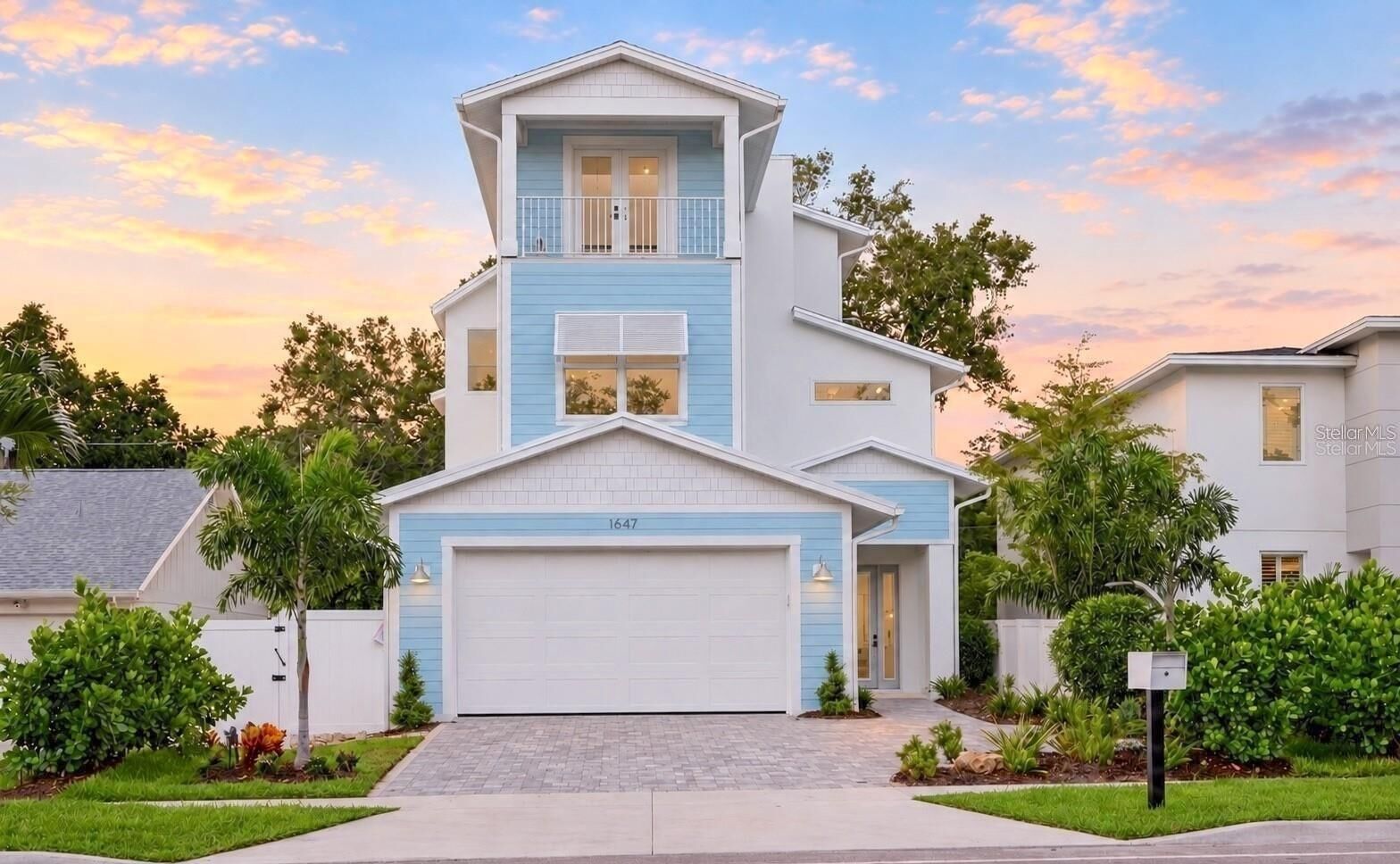 Property Photo:  1647 Siesta Drive  FL 34239 