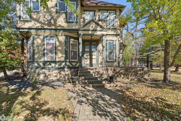 Property Photo:  324 2nd Street SE  IA 50401 