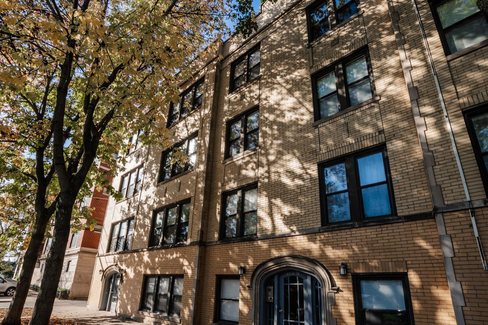 Property Photo: 4014 N Spaulding Avenue Gdn IL 60618
