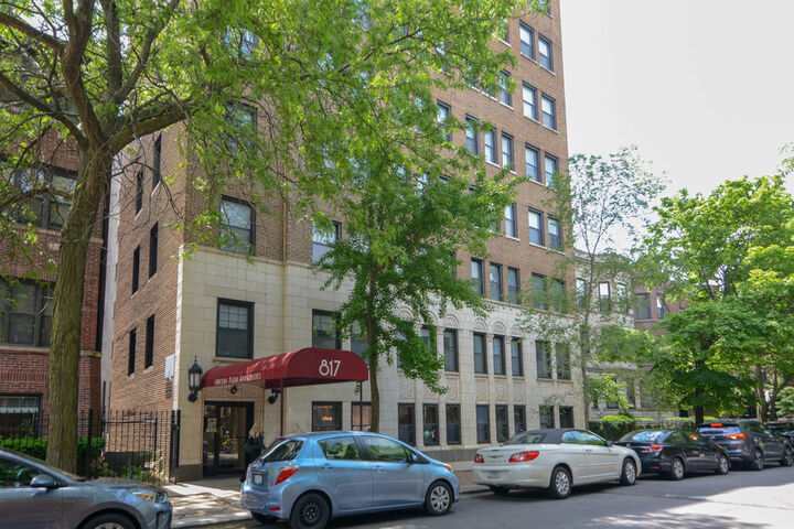 Property Photo: 817 W Lakeside Place 804 IL 60640