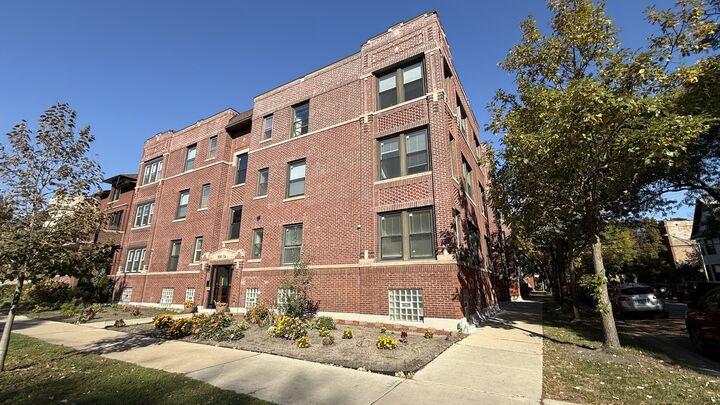 Property Photo: 2106 W Wilson Avenue 1 IL 60625