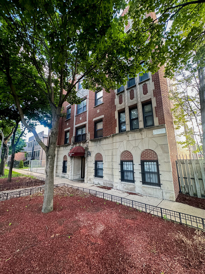 Property Photo: 6324 S Kimbark Avenue 300 IL 60637