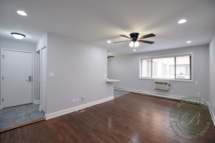 Property Photo: 6201 N Kenmore Avenue 404 IL 60660