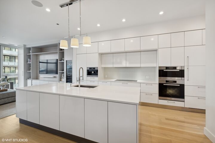 Property Photo:  747 N Clark Street 401  IL 60654 