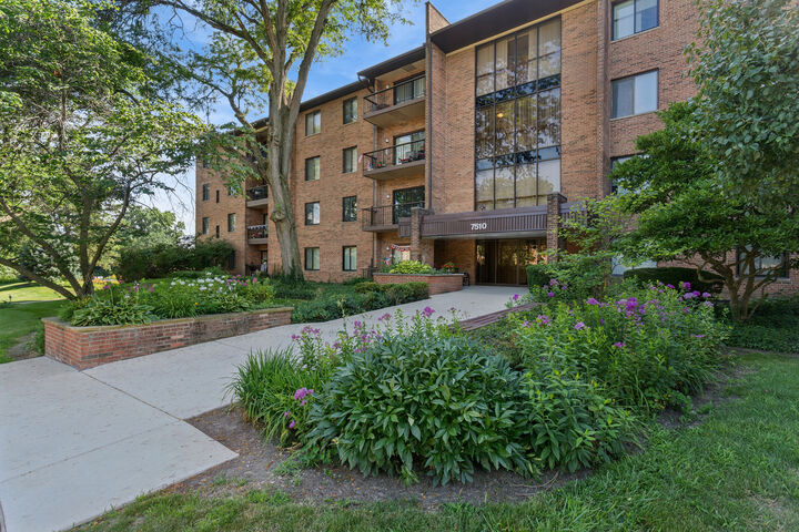 Property Photo: 7510 Farmingdale Drive 210 IL 60561