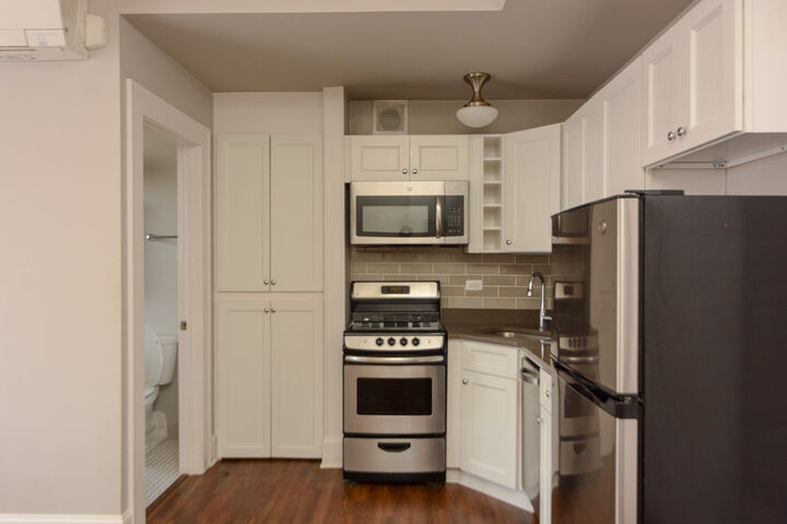 Property Photo:  817 W Lakeside Place 504  IL 60640 