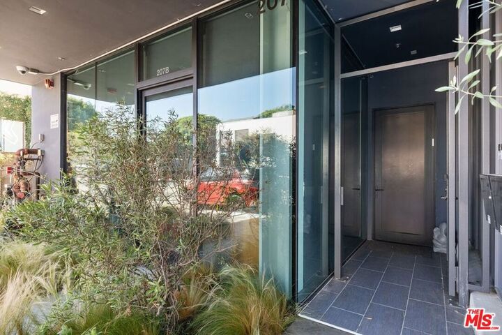 Property Photo: 207 Hollister Avenue CA 90405