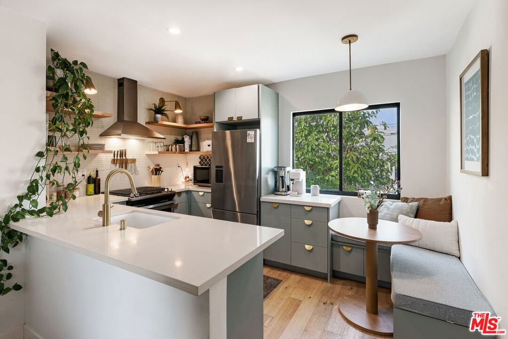Property Photo:  331 Brooks Ave 4  CA 90291 