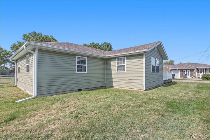 Property Photo: 1905 N Jackson Street IL 62056