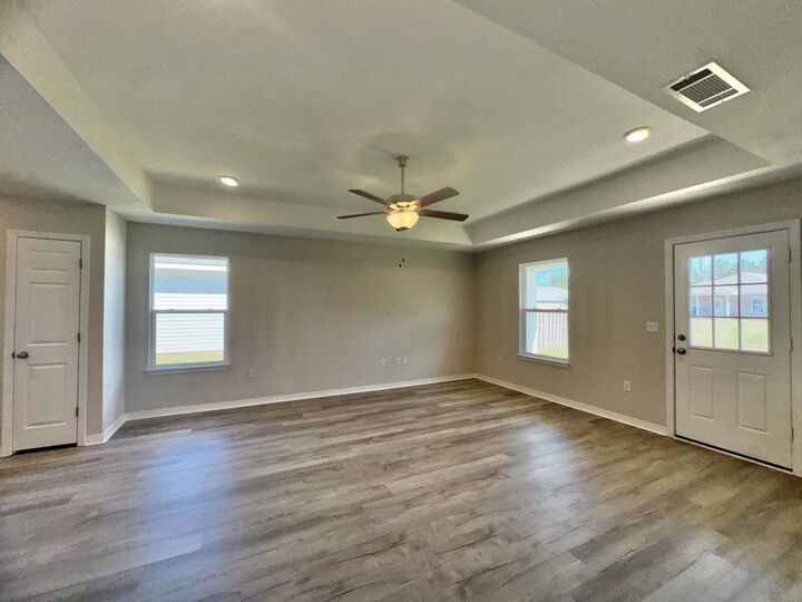 Property Photo: 2860 N 24th Avenue FL 32583
