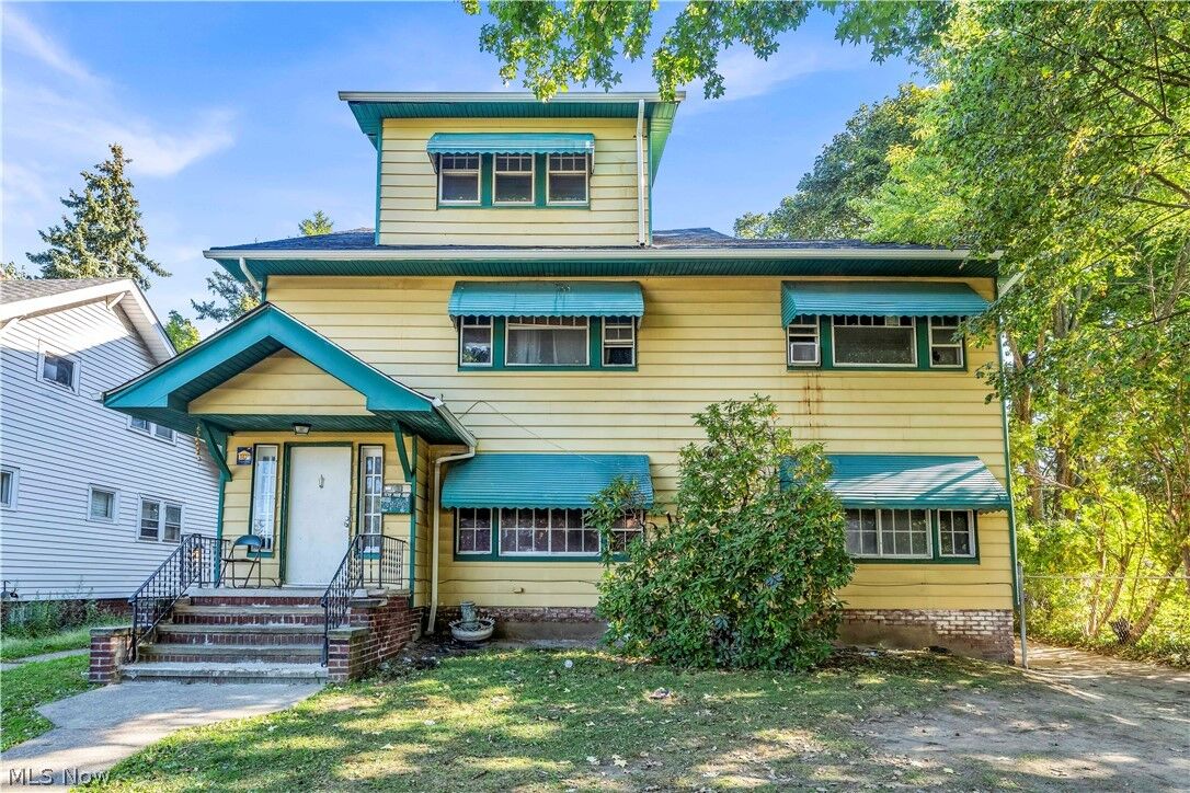Property Photo: 10518 Parkhurst Drive Up/3 OH 44111