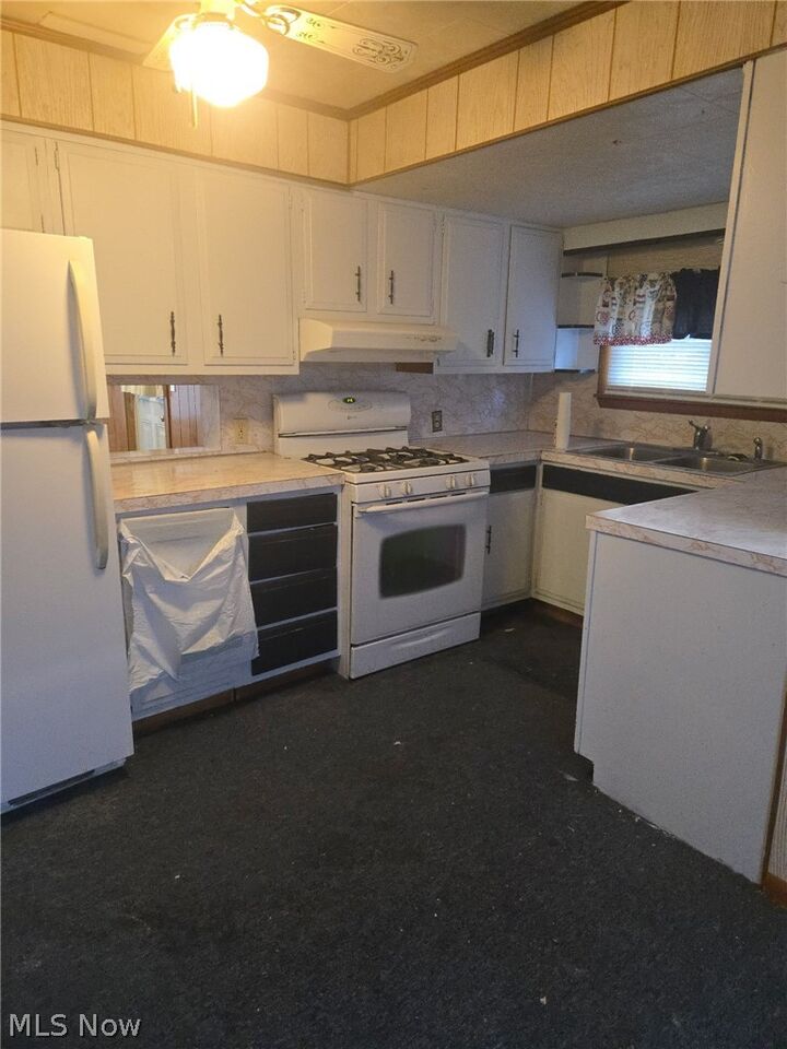 Property Photo: 1825 Grace Avenue NE OH 44705