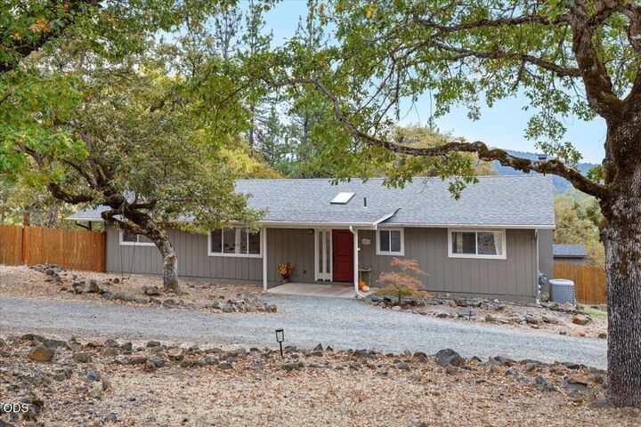 Property Photo: 445 Colonial Drive OR 97526