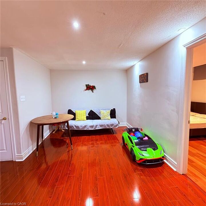 Property Photo:  1449 Spring Garden Court Lower  ON L5N 8K6 