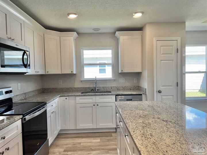 Property Photo: 2860 N 24th Ave FL 32583