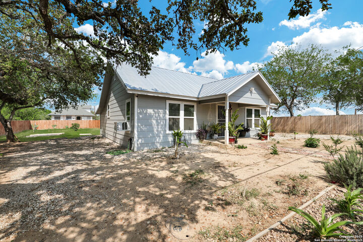 Property Photo: 507 Hayden Ave TX 78016