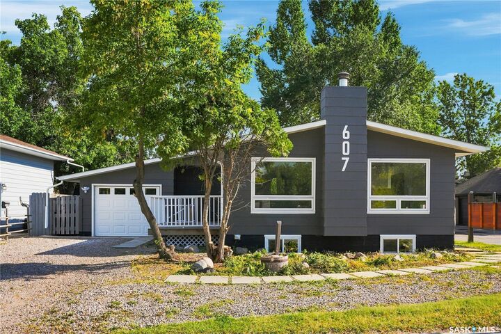 Property Photo: 607 Lenore Drive SK S7K 5G7