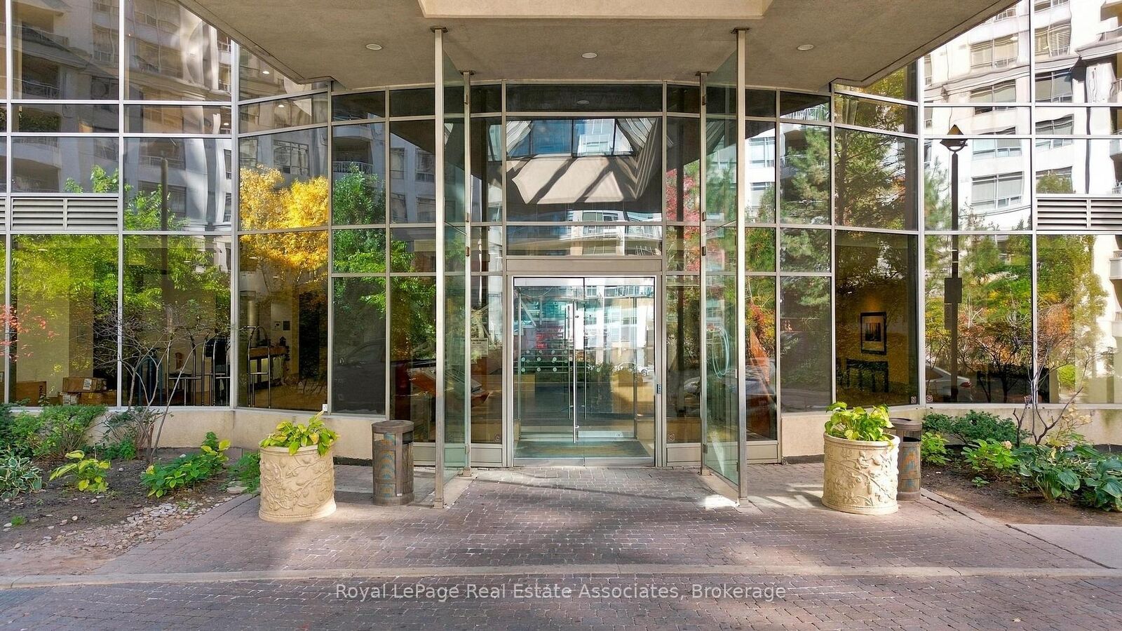 Property Photo: 3880 Duke Of York Boulevard 618 ON L5B 4M7