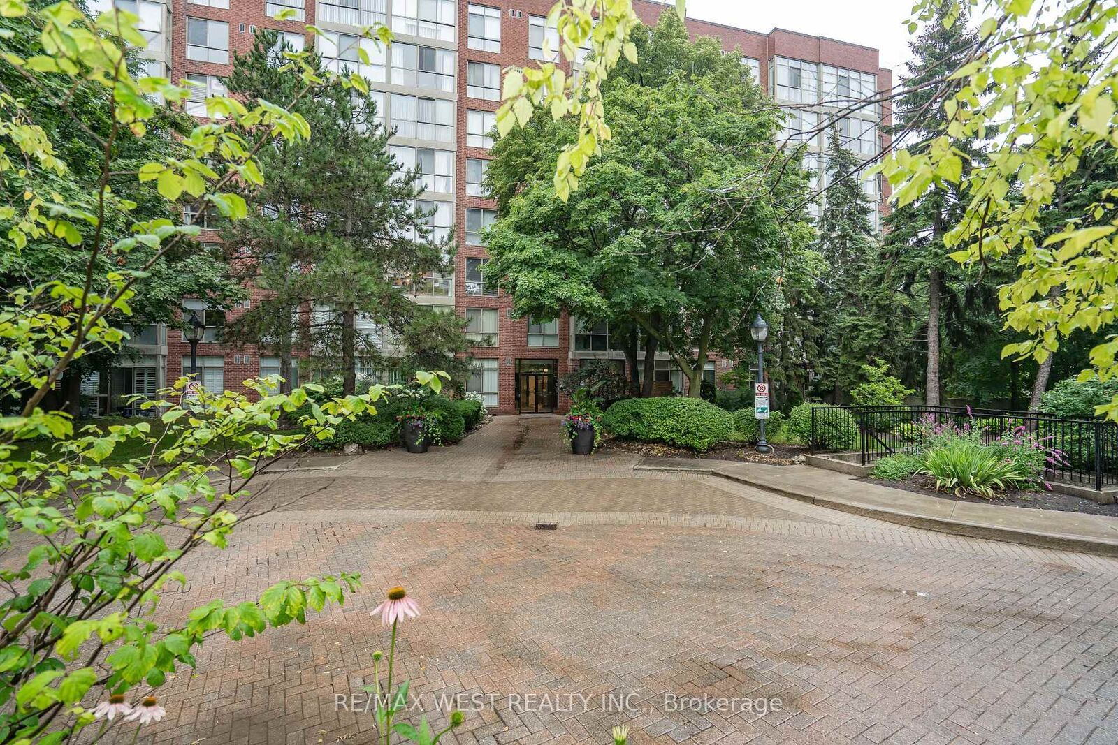 Property Photo:  24 Southport Street 749  ON M6S 4Z1 