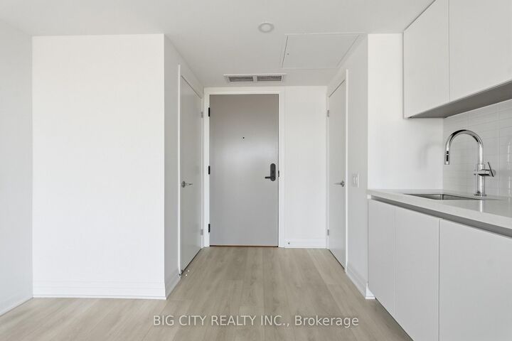 Property Photo:  25 Frederick Todd Way 1203  ON M4G 0E8 