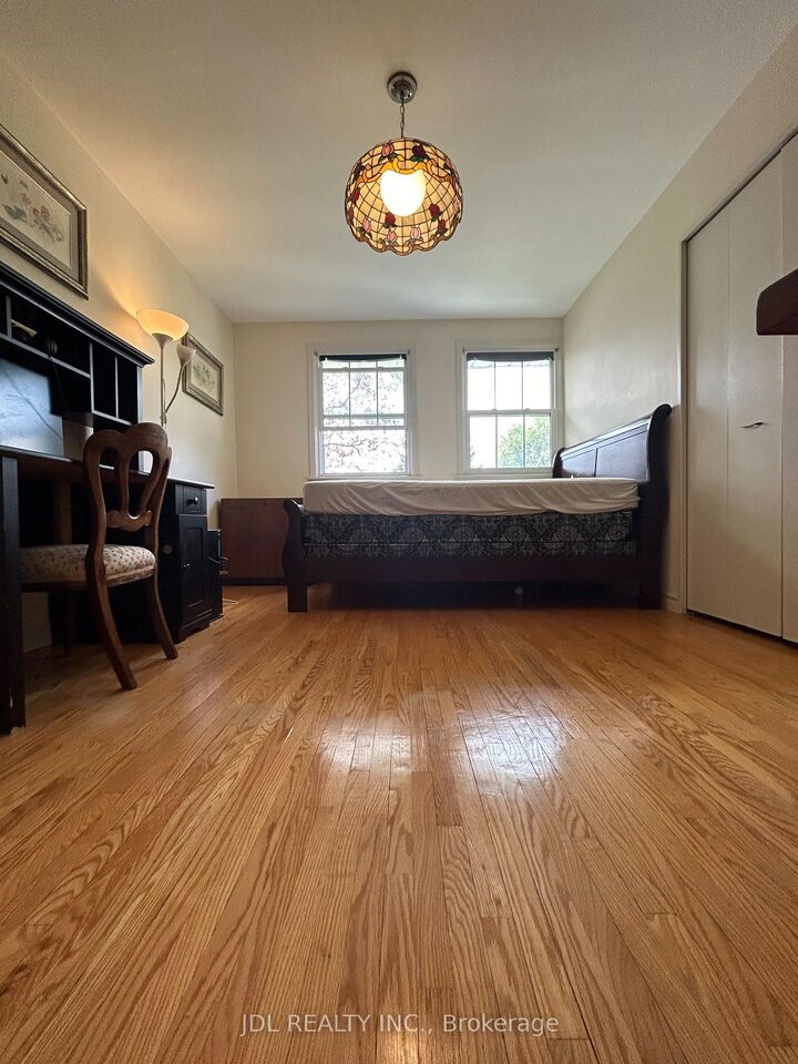 Property Photo:  3 Butterfiled Dr Drive Lovely Bedroom 2nd Floor  ON M3A 2L9 