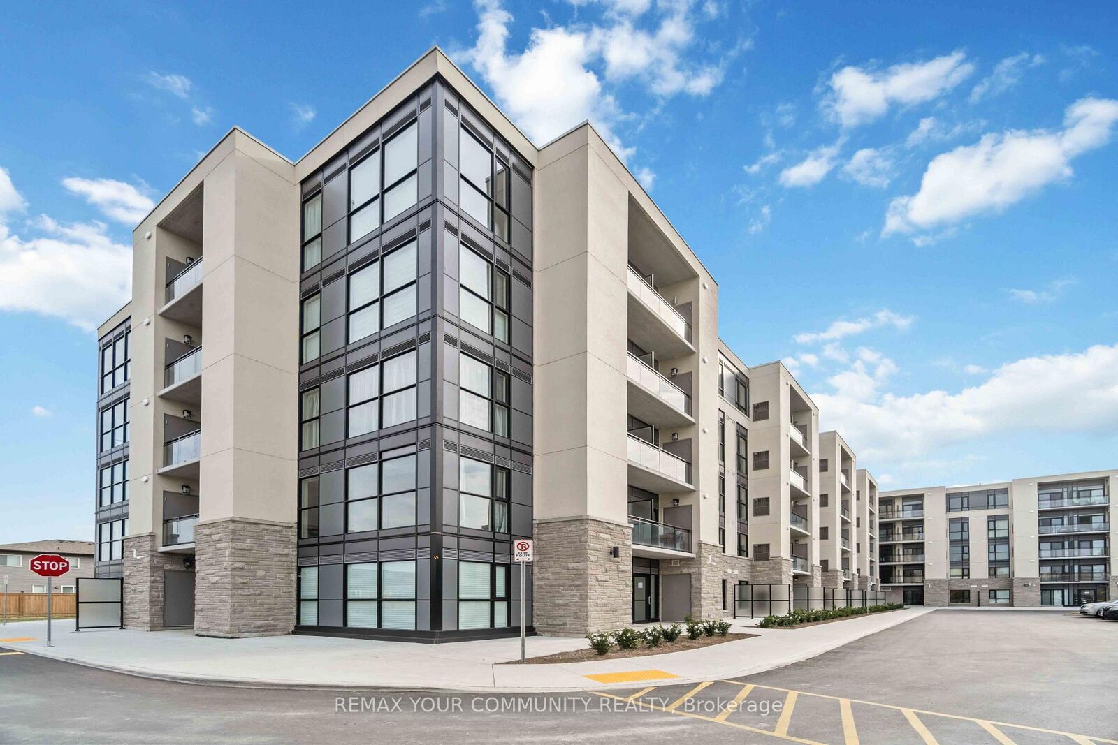 Property Photo: 50 Herrick Avenue Upper Ph04 ON L2P 2T9
