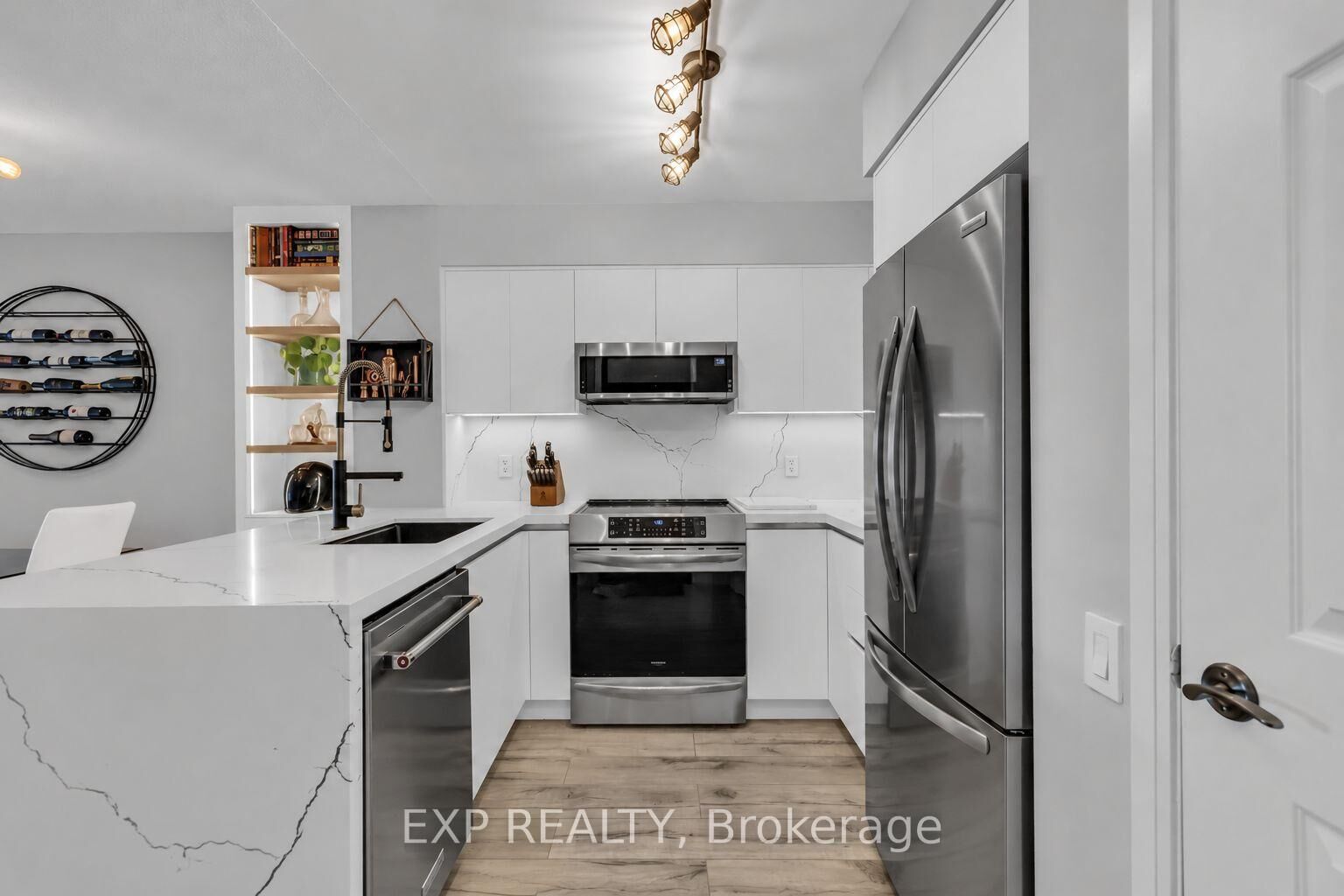 Property Photo: 2181 Yonge Street 806 ON M4S 3H7