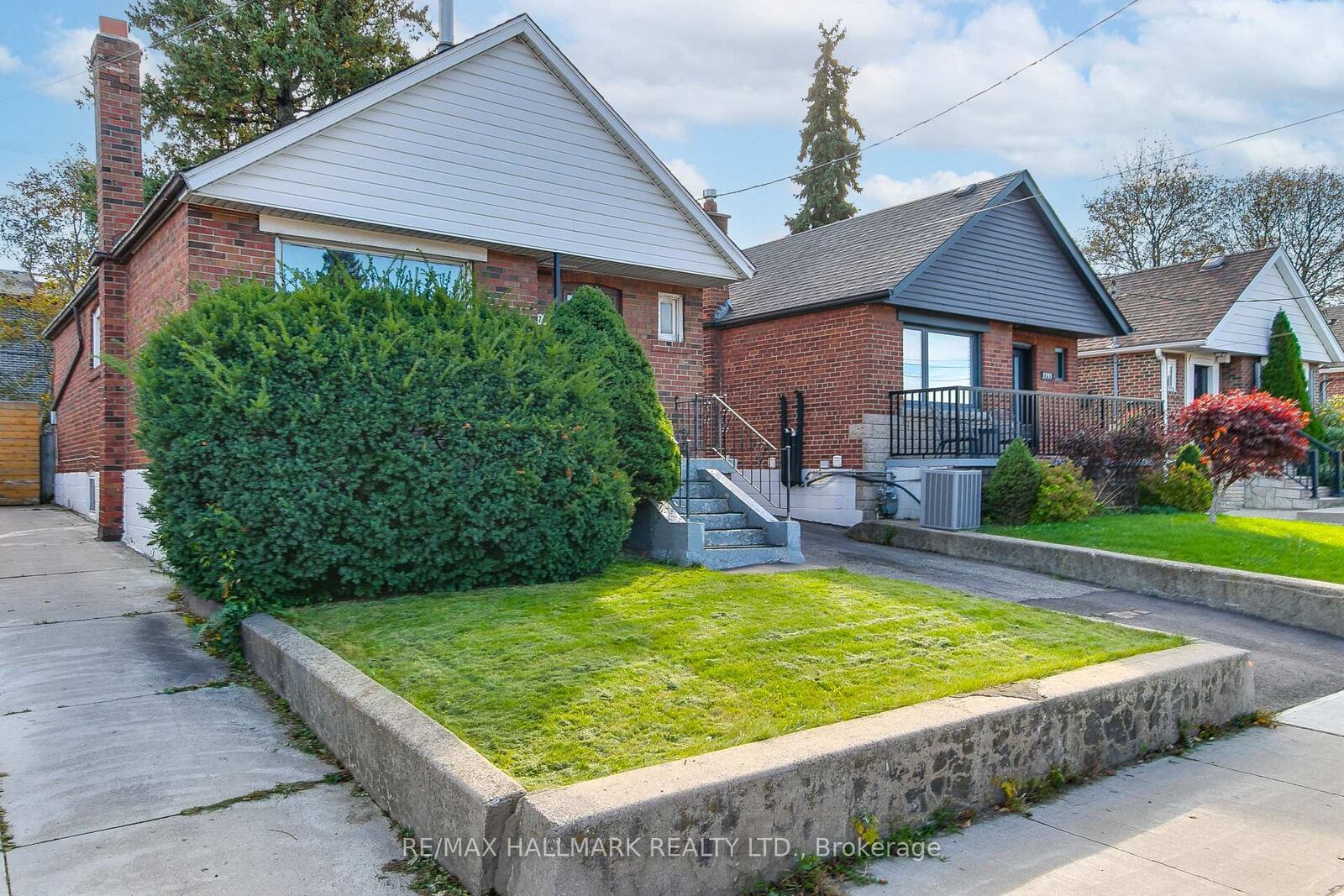 Property Photo:  2797 St Clair Avenue E  ON M4B 1N1 