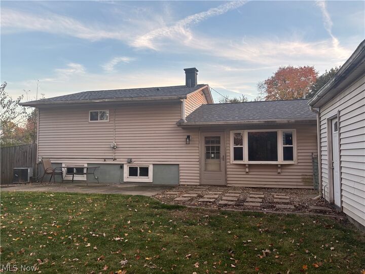 Property Photo:  2209 Santom Road E  OH 44224 