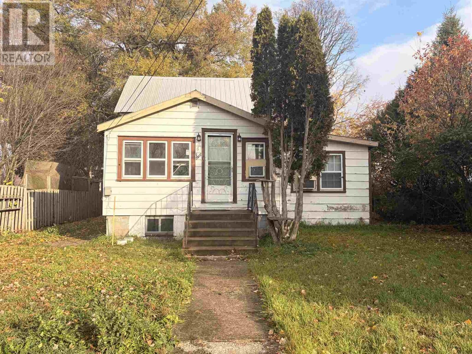 Property Photo:  6 Hawthorne Ave  ON P6B 1C5 