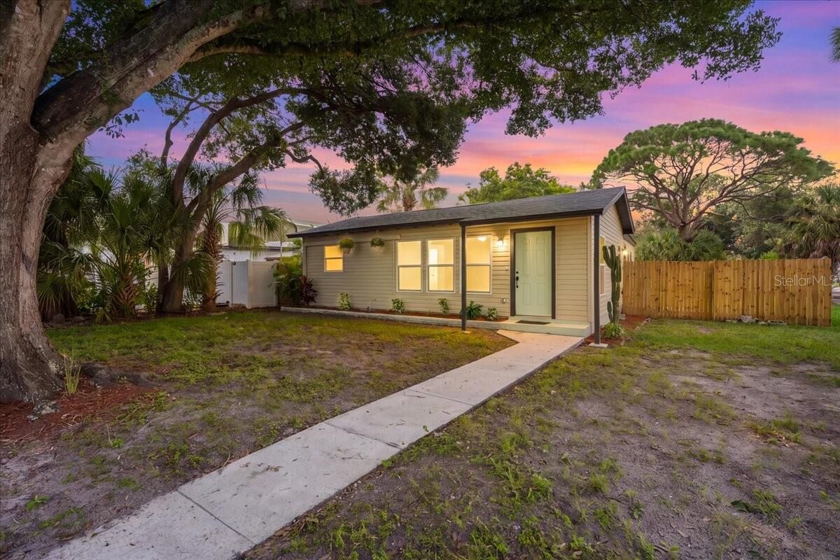 Property Photo: 6948 Dartmouth Avenue N FL 33710