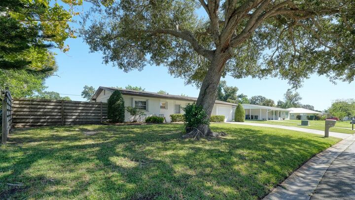 Property Photo:  2465 Hibiscus Street  FL 34239 
